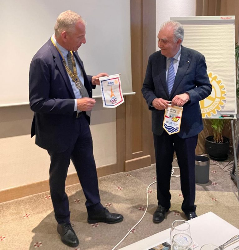 Echange de fanions avec le Rotary Club de Beyrouth